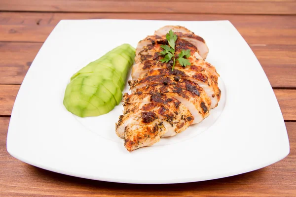 avokado ile tavuk fileto