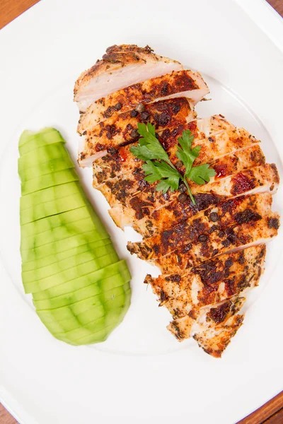 avokado ile tavuk fileto