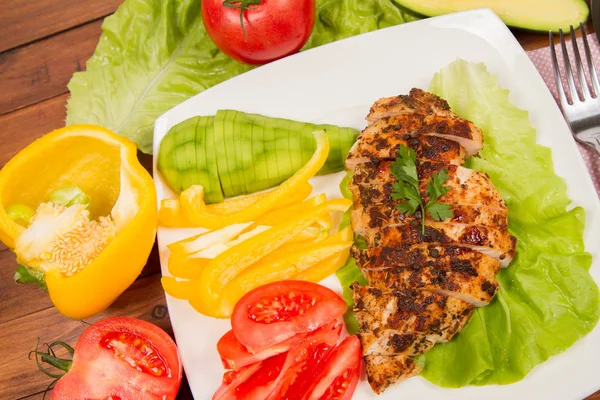 avokado ile tavuk fileto