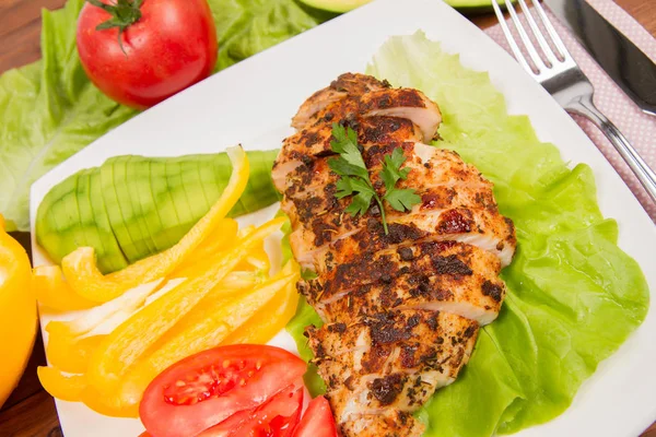 avokado ile tavuk fileto