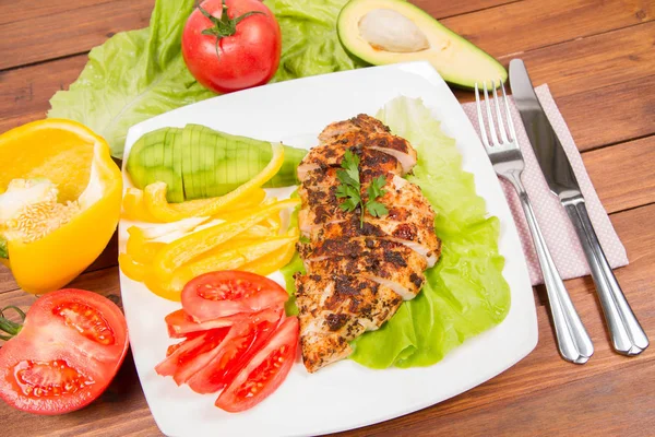 avokado ile tavuk fileto