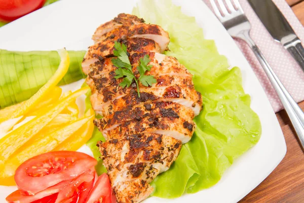 Hühnerfilet mit Avocado — Stockfoto