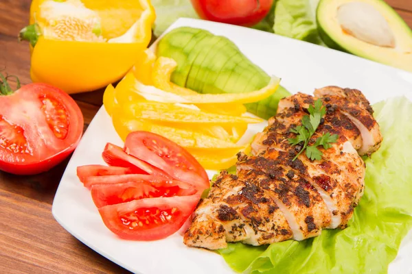 avokado ile tavuk fileto