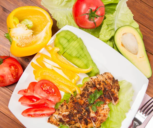 avokado ile tavuk fileto