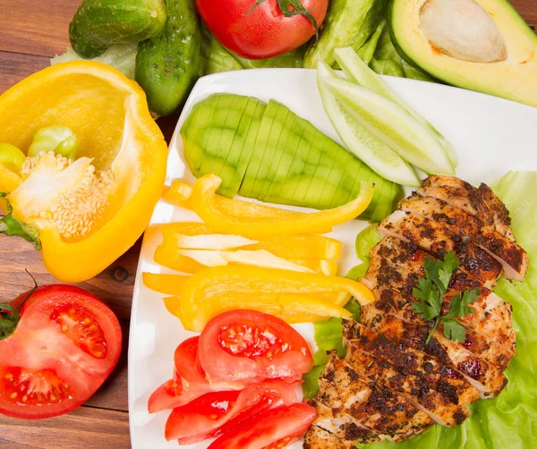 avokado ile tavuk fileto