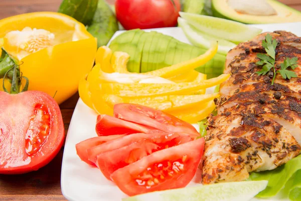 avokado ile tavuk fileto