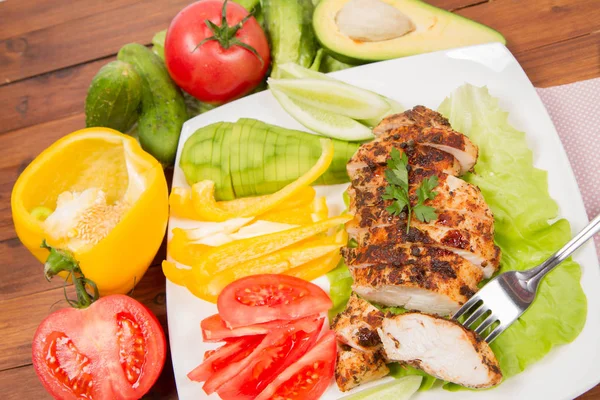 avokado ile tavuk fileto