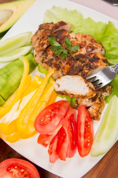 avokado ile tavuk fileto