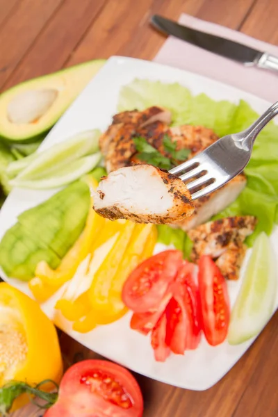 avokado ile tavuk fileto