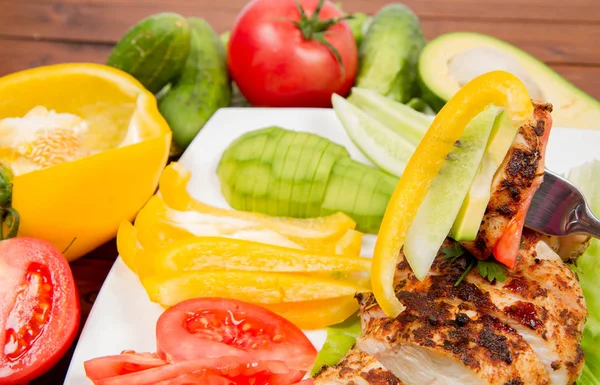 avokado ile tavuk fileto