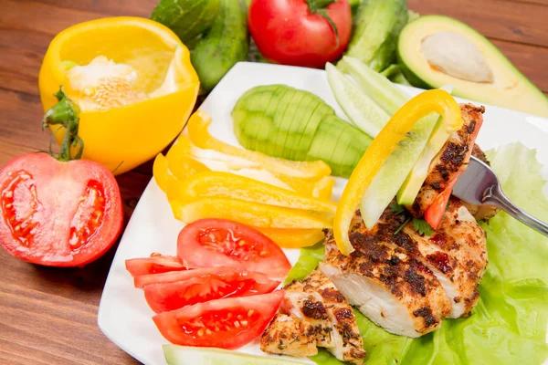 avokado ile tavuk fileto