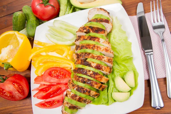 avokado ile tavuk fileto