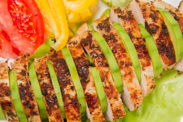 avokado ile tavuk fileto