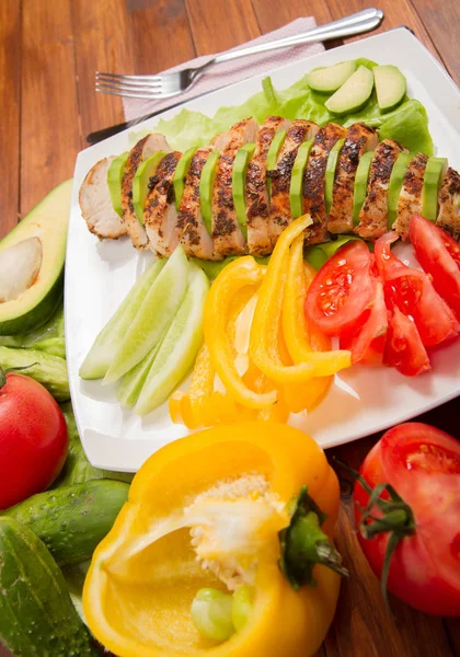 avokado ile tavuk fileto