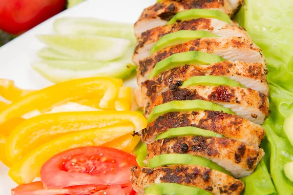 avokado ile tavuk fileto