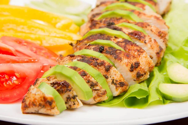 Hühnerfilet mit Avocado — Stockfoto