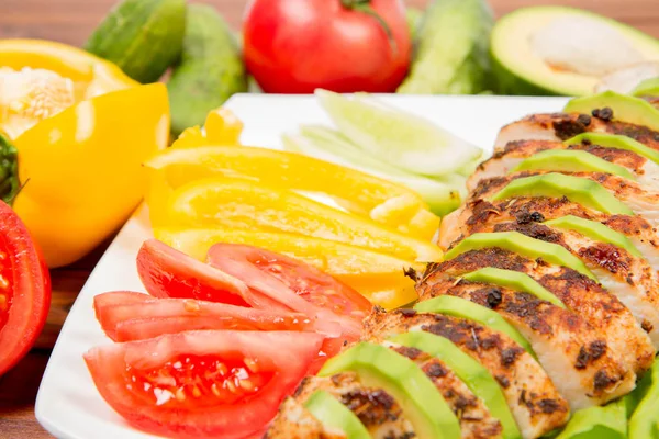 avokado ile tavuk fileto