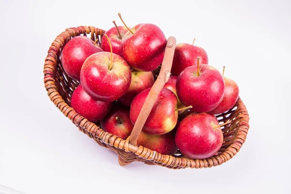 Manzanas en una canasta —  Fotos de Stock