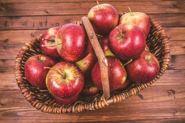 Äpfel im Korb — Stockfoto