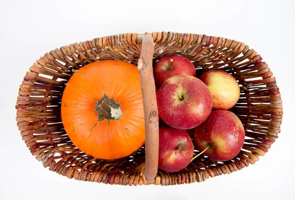 Korb Voller Äpfel Und Einem Kürbis Auf Weißem Hintergrund — Stockfoto