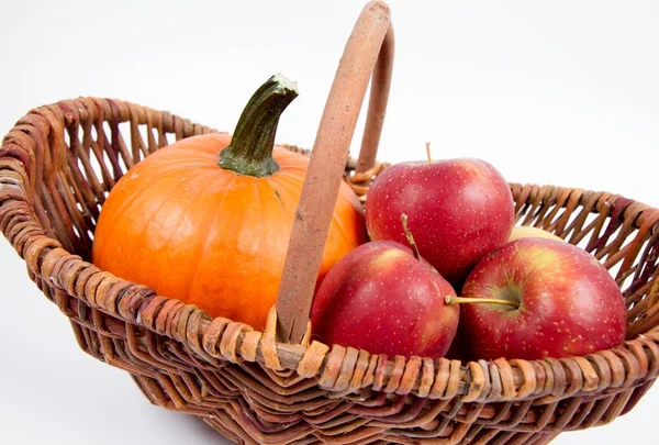 Korb Voller Äpfel Und Einem Kürbis Auf Weißem Hintergrund — Stockfoto