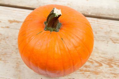 Tahta arka planda bir balkabağı