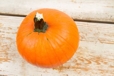 Tahta arka planda bir balkabağı