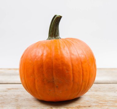 Tahta arka planda bir balkabağı