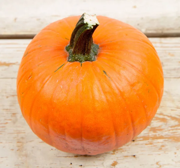 Tahta arka planda bir balkabağı