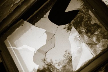 kırık bir pencere kapatmak