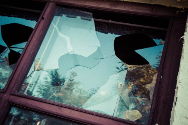 kırık bir pencere kapatmak