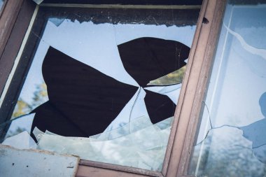 kırık bir pencere kapatmak