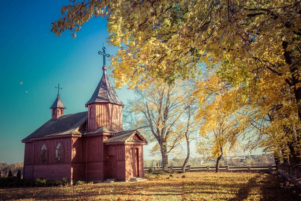 Ahşap Kilise Bir Sonbahar Manzarası — Stok fotoğraf