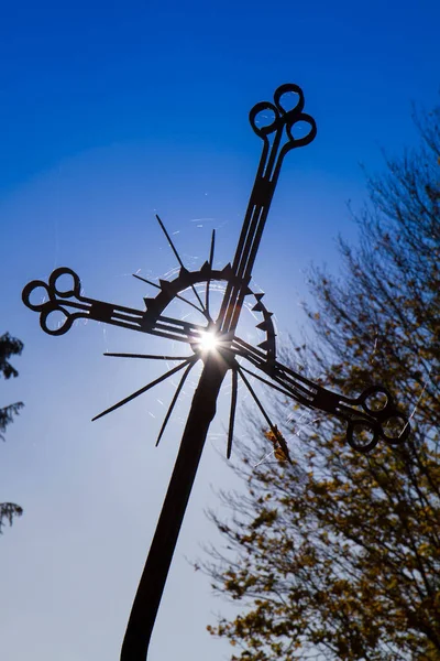 Vieille Croix Dans Cimetière Contre Ciel Bleu — Photo