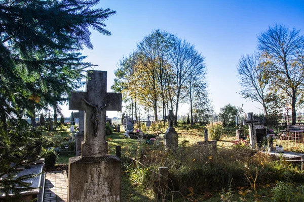晴れた秋の日に古い墓地 — ストック写真