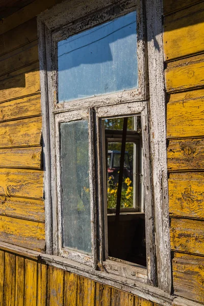 Starý Dřevěný Dům Rozbitým Oknem — Stock fotografie