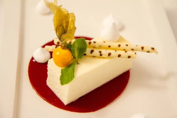 Cheesecake with white chocolate — Stock Photo, Image