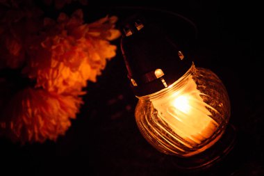 Bir mum ve bir Mezarlığı, krizantem