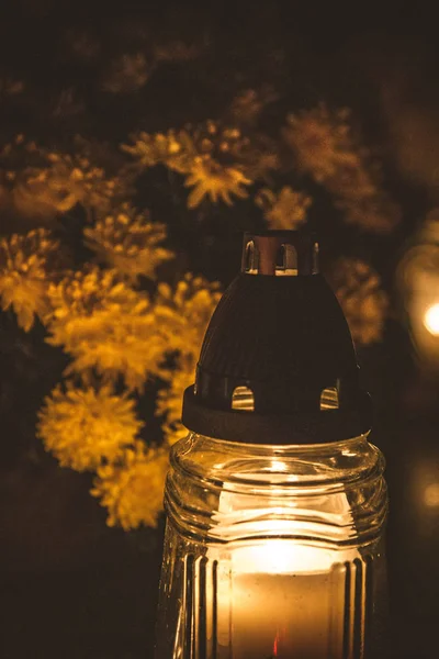 Une Bougie Des Chrysanthèmes Dans Cimetière — Photo