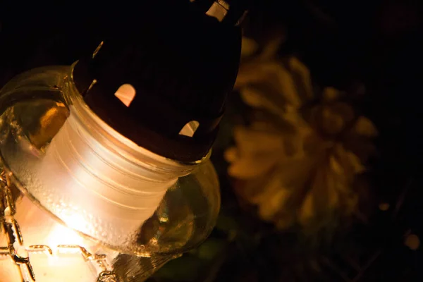 Una Candela Crisantemi Cimitero — Foto Stock