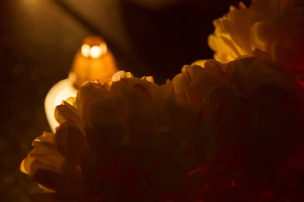 Una Vela Crisantemos Cementerio —  Fotos de Stock