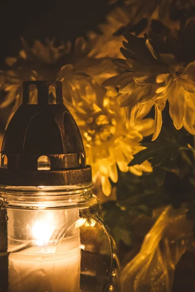 Eine Kerze Und Chrysanthemen Auf Einem Friedhof — Stockfoto