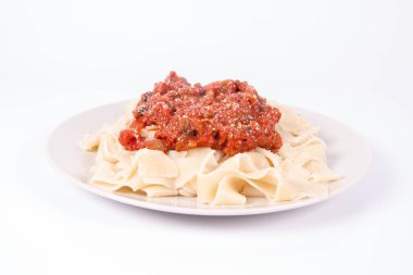 Beyaz bir arka plan üzerinde bolognese soslu Pappardelle