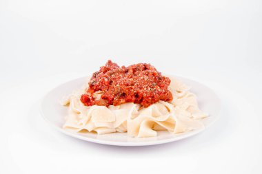Beyaz bir arka plan üzerinde bolognese soslu Pappardelle