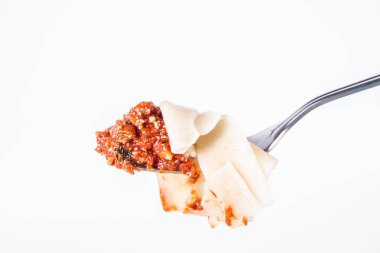 Pappardelle'i bolognese üzerinde beyaz bir arka plan üzerinde bir çatalı ile