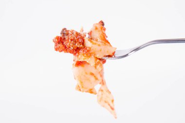 Pappardelle'i bolognese üzerinde beyaz bir arka plan üzerinde bir çatalı ile