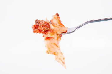 Pappardelle'i bolognese üzerinde beyaz bir arka plan üzerinde bir çatalı ile