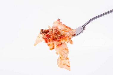 Pappardelle'i bolognese üzerinde beyaz bir arka plan üzerinde bir çatalı ile