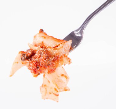 Pappardelle'i bolognese üzerinde beyaz bir arka plan üzerinde bir çatalı ile