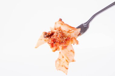 Pappardelle'i bolognese üzerinde beyaz bir arka plan üzerinde bir çatalı ile